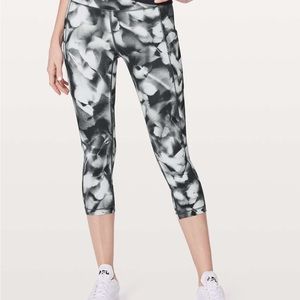 Lululemon Speed Up Crop 21"
Blush Blossom Alpine White Black